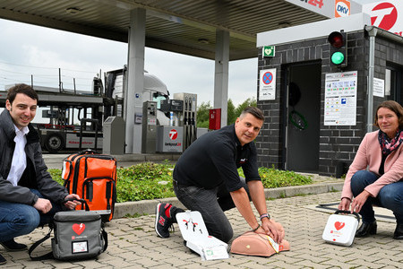Defibrillator fr Ersthelfer an der Tankstelle im ecopark