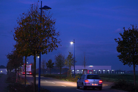 Straßenbeleuchtung im ecopark zum Energiesparen reduziert