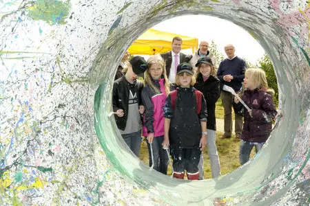 Buntes Betonrohr: Kinder geben Träumen und Wünschen einen Rahmen
