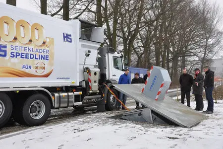 Jubiläum und Premiere im ecopark:
HS übergibt 1000. Seitenlader
