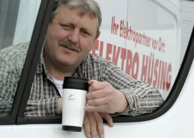 Becher zum „Tag der Arbeit“: Präsente für Beschäftigte im ecopark