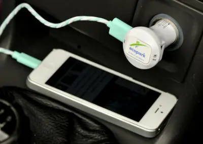 ecopark verschenkt USB-Stecker zum Aufladen von Smartphones