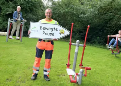 Bewegte Pause mit Sportgeräten an der Grünachse im ecopark