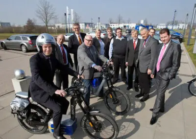 FDP-Politiker lautlos mit Kleinkraftrad Elmoto durch den ecopark