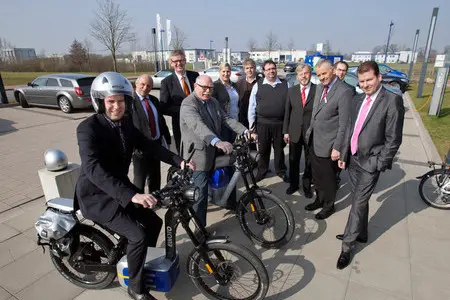 FDP-Politiker lautlos mit Kleinkraftrad Elmoto durch den ecopark