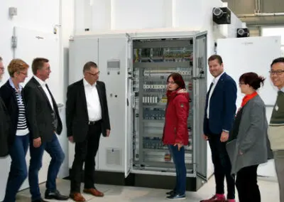 Bürgermeister und Amtsleiter besuchen neues Klimahaus im ecopark