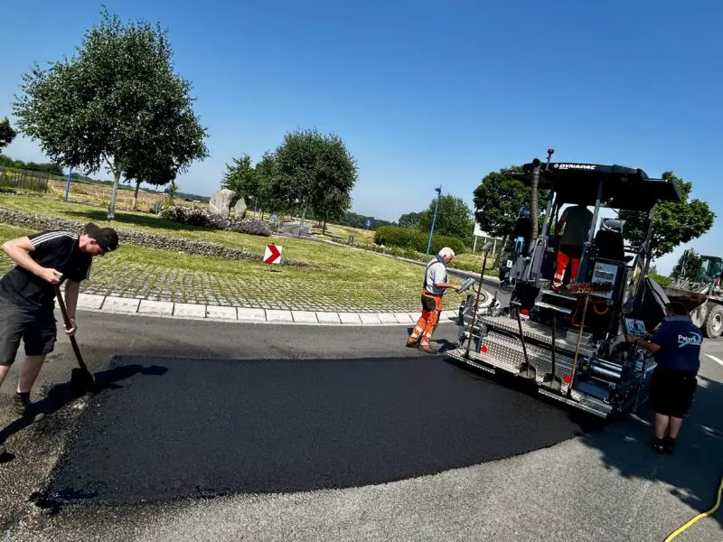 Fahrbahn des Kreisverkehrs im ecopark-Westen saniert