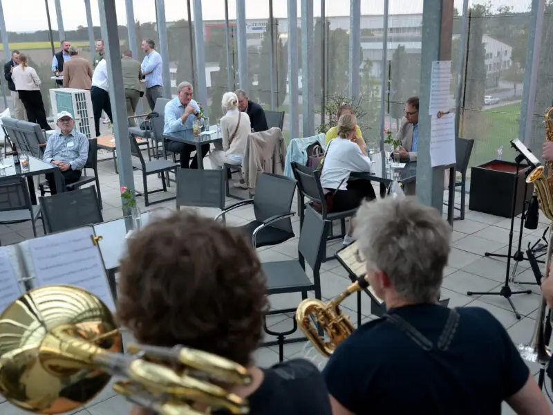 Unternehmen und Politik treffen sich auf Dachterrasse im ecopark